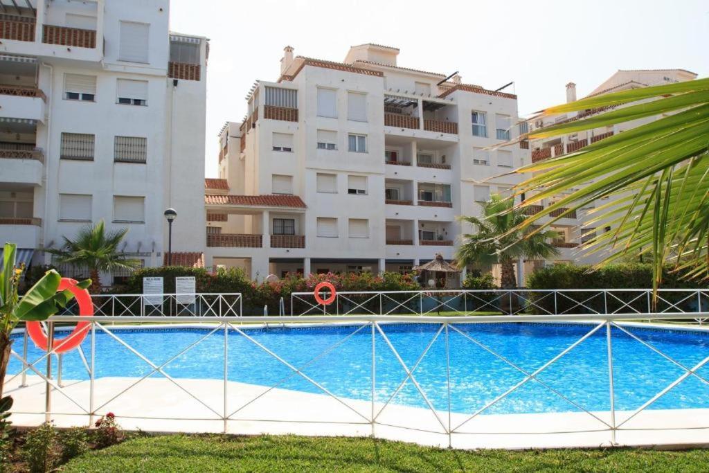 2Bdr Sunny Apartment With Pool And Private Parking In بينالماذينا المظهر الخارجي الصورة