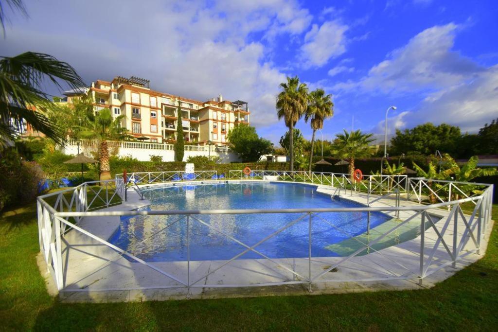2Bdr Sunny Apartment With Pool And Private Parking In بينالماذينا المظهر الخارجي الصورة